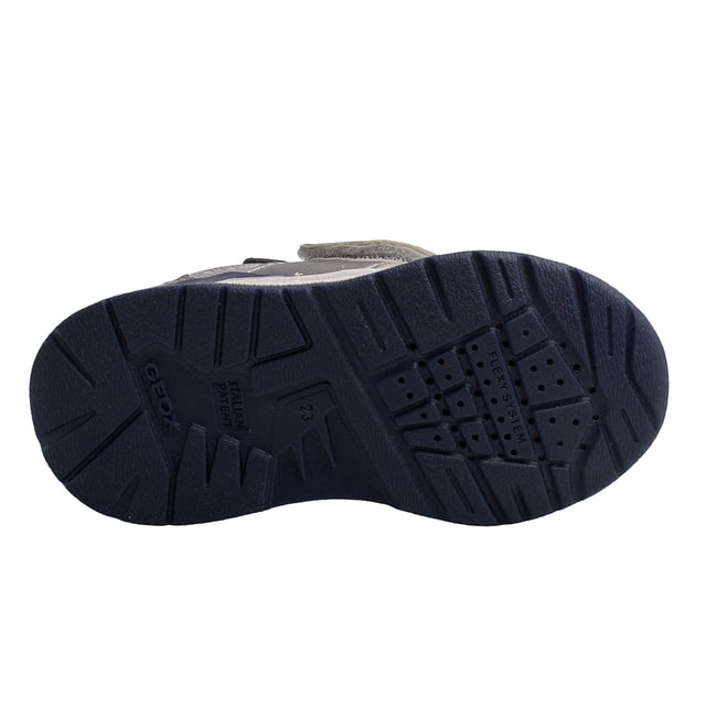 Las zapatillas niña Geox combinan diseño moderno y confort para acompañar a las más pequeñas en sus aventuras diarias. Con un estilo deportivo y colores atractivos, estas zapatillas para niña ofrecen una apariencia versátil y funcional.

Detalles:
- Transpirables.
- Tipo de cierre: De velcro en el empeine.
- Suela antideslizante.
- La suela perforada permite que los pies transpiren de forma natural.
- Plantilla antibacteriana.
- Sistema flexy.
- Geox Respira: Tecnología diseñada para garantizar la mejor circulación del aire posible y mantener el cuerpo a una temperatura óptima. El sistema proporciona el máximo confort gracias a la transpirabilidad y un alto grado de regulación de la temperatura.

Las zapatillas Geox para niñas son la combinación perfecta de estilo, comodidad y funcionalidad. Su diseño deportivo con cierre de velcro facilita su uso diario, mientras que la tecnología transpirable de Geox mantiene los pies frescos y cómodos.
 Composición: Exterior: Ecopiel, Textil; Interior: Textil; Suela: Goma; Plantilla: Textil
 Cuidados:
Usar un paño húmedo o cepillo suave.
No lavar en máquina.
Dejar secar al aire, sin sol directo ni calor.
