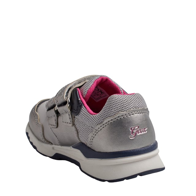 Las zapatillas niña Geox combinan diseño moderno y confort para acompañar a las más pequeñas en sus aventuras diarias. Con un estilo deportivo y colores atractivos, estas zapatillas para niña ofrecen una apariencia versátil y funcional.

Detalles:
- Transpirables.
- Tipo de cierre: De velcro en el empeine.
- Suela antideslizante.
- La suela perforada permite que los pies transpiren de forma natural.
- Plantilla antibacteriana.
- Sistema flexy.
- Geox Respira: Tecnología diseñada para garantizar la mejor circulación del aire posible y mantener el cuerpo a una temperatura óptima. El sistema proporciona el máximo confort gracias a la transpirabilidad y un alto grado de regulación de la temperatura.

Las zapatillas Geox para niñas son la combinación perfecta de estilo, comodidad y funcionalidad. Su diseño deportivo con cierre de velcro facilita su uso diario, mientras que la tecnología transpirable de Geox mantiene los pies frescos y cómodos.
 Composición: Exterior: Ecopiel, Textil; Interior: Textil; Suela: Goma; Plantilla: Textil
 Cuidados:
Usar un paño húmedo o cepillo suave.
No lavar en máquina.
Dejar secar al aire, sin sol directo ni calor.