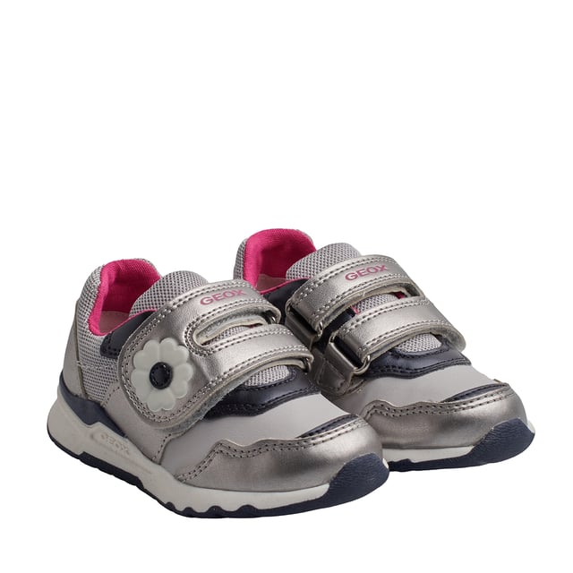 Las zapatillas niña Geox combinan diseño moderno y confort para acompañar a las más pequeñas en sus aventuras diarias. Con un estilo deportivo y colores atractivos, estas zapatillas para niña ofrecen una apariencia versátil y funcional.

Detalles:
- Transpirables.
- Tipo de cierre: De velcro en el empeine.
- Suela antideslizante.
- La suela perforada permite que los pies transpiren de forma natural.
- Plantilla antibacteriana.
- Sistema flexy.
- Geox Respira: Tecnología diseñada para garantizar la mejor circulación del aire posible y mantener el cuerpo a una temperatura óptima. El sistema proporciona el máximo confort gracias a la transpirabilidad y un alto grado de regulación de la temperatura.

Las zapatillas Geox para niñas son la combinación perfecta de estilo, comodidad y funcionalidad. Su diseño deportivo con cierre de velcro facilita su uso diario, mientras que la tecnología transpirable de Geox mantiene los pies frescos y cómodos.
 Composición: Exterior: Ecopiel, Textil; Interior: Textil; Suela: Goma; Plantilla: Textil
 Cuidados:
Usar un paño húmedo o cepillo suave.
No lavar en máquina.
Dejar secar al aire, sin sol directo ni calor.