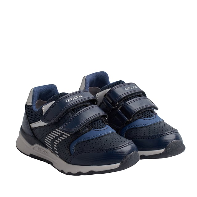 Die Kinder-Sneaker Geox vereinen modernes Design und Komfort, um die Kleinen bei ihren täglichen Abenteuern zu begleiten. Mit sportlichem Stil und attraktiven Farben bieten diese Jungen-Sneaker einen vielseitigen und funktionalen Look.

 Details:
 - Atmungsaktiv.
 - Verschlussart: Doppelter Klettverschluss.
 - Rutschfeste Sohle.
 - Die perforierte Sohle ermöglicht den Füßen eine natürliche Atmung.
 - Antibakterielle Innensohle.
 - Flexy-System.
 - Geox Breathe: Technologie, die für eine bestmögliche Luftzirkulation sorgt und den Körper auf optimaler Temperatur hält. Das System bietet maximalen Komfort durch Atmungsaktivität und ein hohes Maß an Temperaturregulierung.

 Die Kinder-Sneaker Geox sind die perfekte Kombination aus Style, Komfort und Funktionalität. Sein sportliches Design mit Klettverschluss ermöglicht ein bequemes Tragen im Alltag, während die atmungsaktive Geox-Technologie Ihre Füße kühl und bequem hält.
 Komposition: Außen: Öko-Leder, Textil; Innenausstattung: Textil; Sohle: Gummi; Vorlage: Textil
 Pflege:
Verwenden Sie ein feuchtes Tuch oder eine weiche Bürste.
 Nicht in der Maschine waschen.
 Lassen Sie es an der Luft trocknen, ohne direkte Sonneneinstrahlung oder Hitze.
