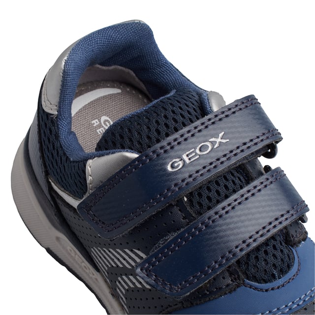 Die Kinder-Sneaker Geox vereinen modernes Design und Komfort, um die Kleinen bei ihren täglichen Abenteuern zu begleiten. Mit sportlichem Stil und attraktiven Farben bieten diese Jungen-Sneaker einen vielseitigen und funktionalen Look.

 Details:
 - Atmungsaktiv.
 - Verschlussart: Doppelter Klettverschluss.
 - Rutschfeste Sohle.
 - Die perforierte Sohle ermöglicht den Füßen eine natürliche Atmung.
 - Antibakterielle Innensohle.
 - Flexy-System.
 - Geox Breathe: Technologie, die für eine bestmögliche Luftzirkulation sorgt und den Körper auf optimaler Temperatur hält. Das System bietet maximalen Komfort durch Atmungsaktivität und ein hohes Maß an Temperaturregulierung.

 Die Kinder-Sneaker Geox sind die perfekte Kombination aus Style, Komfort und Funktionalität. Sein sportliches Design mit Klettverschluss ermöglicht ein bequemes Tragen im Alltag, während die atmungsaktive Geox-Technologie Ihre Füße kühl und bequem hält.
 Komposition: Außen: Öko-Leder, Textil; Innenausstattung: Textil; Sohle: Gummi; Vorlage: Textil
 Pflege:
Verwenden Sie ein feuchtes Tuch oder eine weiche Bürste.
 Nicht in der Maschine waschen.
 Lassen Sie es an der Luft trocknen, ohne direkte Sonneneinstrahlung oder Hitze.