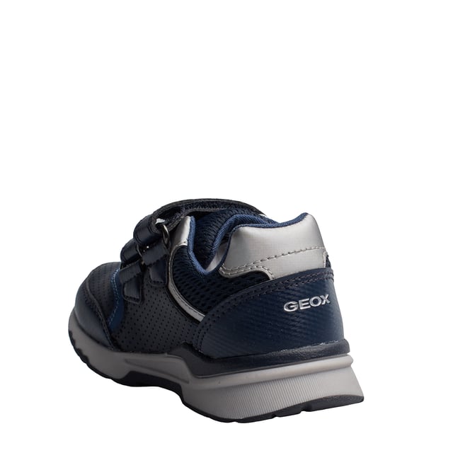 Die Kinder-Sneaker Geox vereinen modernes Design und Komfort, um die Kleinen bei ihren täglichen Abenteuern zu begleiten. Mit sportlichem Stil und attraktiven Farben bieten diese Jungen-Sneaker einen vielseitigen und funktionalen Look.

 Details:
 - Atmungsaktiv.
 - Verschlussart: Doppelter Klettverschluss.
 - Rutschfeste Sohle.
 - Die perforierte Sohle ermöglicht den Füßen eine natürliche Atmung.
 - Antibakterielle Innensohle.
 - Flexy-System.
 - Geox Breathe: Technologie, die für eine bestmögliche Luftzirkulation sorgt und den Körper auf optimaler Temperatur hält. Das System bietet maximalen Komfort durch Atmungsaktivität und ein hohes Maß an Temperaturregulierung.

 Die Kinder-Sneaker Geox sind die perfekte Kombination aus Style, Komfort und Funktionalität. Sein sportliches Design mit Klettverschluss ermöglicht ein bequemes Tragen im Alltag, während die atmungsaktive Geox-Technologie Ihre Füße kühl und bequem hält.
 Komposition: Außen: Öko-Leder, Textil; Innenausstattung: Textil; Sohle: Gummi; Vorlage: Textil
 Pflege:
Verwenden Sie ein feuchtes Tuch oder eine weiche Bürste.
 Nicht in der Maschine waschen.
 Lassen Sie es an der Luft trocknen, ohne direkte Sonneneinstrahlung oder Hitze.