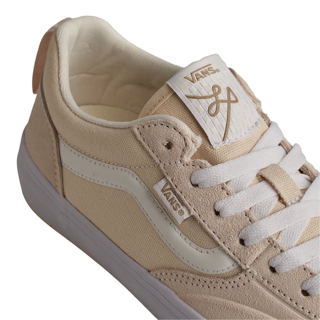 Zapatillas Skate Lizzie Low VN0A2Z3GCRM1 para Hombre Zapatillas Vans Skate Lizzie Low
Las Skate Lizzie Low de caña baja, una reinterpretación de las zapatillas de skate características de Lizzie Armanto, abren un camino tan nuevo como la propia Lizzie con soluciones únicas a los problemas universales de las zapatillas de skate: mejor ajuste, más durabilidad y una construcción sostenible.
Detalles:
- Zapato icónico de caña baja con Sidestripe.
- Parte superior de ante, lona y sintético.
- Etiqueta del logo tejida.
- Plantilla VR3Cush.
- Cordones planos.
- Refuerzos duracap.
- Suela de goma microwaffle.
Las zapatillas Vans son mucho más que un calzado: representan una actitud, un estilo de vida urbano y rebelde. Ya sea en su clásica silueta Old Skool, en las icónicas Slip-On o en las modernas colaboraciones con artistas y marcas, Vans sigue siendo un símbolo de autenticidad, creatividad y cultura alternativa.
Composición: Exterior: Ante, Lona, Sintético; Interior: Textil; Suela: Sintético
Cuidados:
Limpiar con un cepillo suave y jabón neutro.
Evitar lavar en máquina.
Secar al aire, lejos del sol directo.