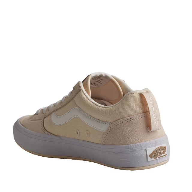 Zapatillas Skate Lizzie Low VN0A2Z3GCRM1 para Hombre Zapatillas Vans Skate Lizzie Low
Las Skate Lizzie Low de caña baja, una reinterpretación de las zapatillas de skate características de Lizzie Armanto, abren un camino tan nuevo como la propia Lizzie con soluciones únicas a los problemas universales de las zapatillas de skate: mejor ajuste, más durabilidad y una construcción sostenible.
Detalles:
- Zapato icónico de caña baja con Sidestripe.
- Parte superior de ante, lona y sintético.
- Etiqueta del logo tejida.
- Plantilla VR3Cush.
- Cordones planos.
- Refuerzos duracap.
- Suela de goma microwaffle.
Las zapatillas Vans son mucho más que un calzado: representan una actitud, un estilo de vida urbano y rebelde. Ya sea en su clásica silueta Old Skool, en las icónicas Slip-On o en las modernas colaboraciones con artistas y marcas, Vans sigue siendo un símbolo de autenticidad, creatividad y cultura alternativa.
Composición: Exterior: Ante, Lona, Sintético; Interior: Textil; Suela: Sintético
Cuidados:
Limpiar con un cepillo suave y jabón neutro.
Evitar lavar en máquina.
Secar al aire, lejos del sol directo.