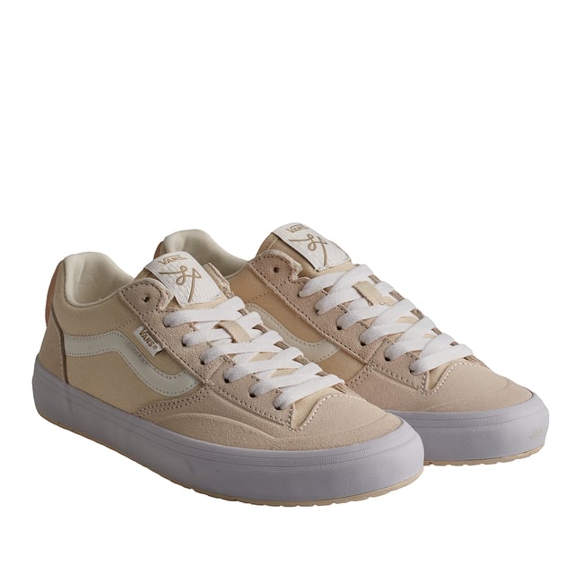 Zapatillas Skate Lizzie Low VN0A2Z3GCRM1 para Hombre Zapatillas Vans Skate Lizzie Low
Las Skate Lizzie Low de caña baja, una reinterpretación de las zapatillas de skate características de Lizzie Armanto, abren un camino tan nuevo como la propia Lizzie con soluciones únicas a los problemas universales de las zapatillas de skate: mejor ajuste, más durabilidad y una construcción sostenible.
Detalles:
- Zapato icónico de caña baja con Sidestripe.
- Parte superior de ante, lona y sintético.
- Etiqueta del logo tejida.
- Plantilla VR3Cush.
- Cordones planos.
- Refuerzos duracap.
- Suela de goma microwaffle.
Las zapatillas Vans son mucho más que un calzado: representan una actitud, un estilo de vida urbano y rebelde. Ya sea en su clásica silueta Old Skool, en las icónicas Slip-On o en las modernas colaboraciones con artistas y marcas, Vans sigue siendo un símbolo de autenticidad, creatividad y cultura alternativa.
Composición: Exterior: Ante, Lona, Sintético; Interior: Textil; Suela: Sintético
Cuidados:
Limpiar con un cepillo suave y jabón neutro.
Evitar lavar en máquina.
Secar al aire, lejos del sol directo.