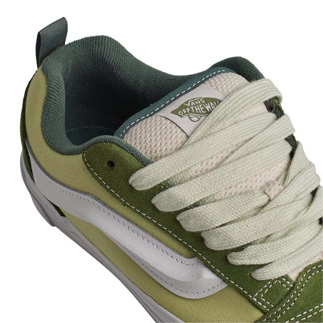 Zapatillas Knu Skool VN000CS0BGK1 para Hombre Zapatillas Vans Knu Skool
Las zapatillas Knu Skool, caracterizadas por su lengüeta acolchada, banda lateral Sidestripe tridimensional, y cordones gruesos y de gran tamaño, son toda una reinterpretación contemporánea de un modelo clásico de los 90. Dotado de una silueta cuanto menos provocadora, así como de toda una serie de sorprendentes detalles, el modelo Knu Skool reinventa el modelo Old School original mediante la combinación de algunas de las características más emblemáticas de este modelo del pasado con las tendencias actuales.
Detalles:
- Modelo de caña baja de los 90 reeditado.
- Cuello y lengüeta acolchados.
- Banda lateral Sidestripe™ moldeada en 3D.
- Parte superior de ante y textil.
- Etiqueta tejida en la lengüeta.
- Distintiva suela waffle de caucho.
- Cordones planos gruesos.
Las zapatillas Vans son mucho más que un calzado: representan una actitud, un estilo de vida urbano y rebelde. Ya sea en su clásica silueta Old Skool, en las icónicas Slip-On o en las modernas colaboraciones con artistas y marcas, Vans sigue siendo un símbolo de autenticidad, creatividad y cultura alternativa.
Composición: Exterior: Ante; Interior: Textil; Suela: Sintético
Cuidados:
Limpiar con un cepillo suave y jabón neutro.
Evitar lavar en máquina.
Secar al aire, lejos del sol directo.