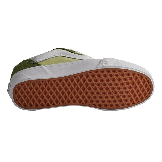 Zapatillas Knu Skool VN000CS0BGK1 para Hombre Zapatillas Vans Knu Skool
Las zapatillas Knu Skool, caracterizadas por su lengüeta acolchada, banda lateral Sidestripe tridimensional, y cordones gruesos y de gran tamaño, son toda una reinterpretación contemporánea de un modelo clásico de los 90. Dotado de una silueta cuanto menos provocadora, así como de toda una serie de sorprendentes detalles, el modelo Knu Skool reinventa el modelo Old School original mediante la combinación de algunas de las características más emblemáticas de este modelo del pasado con las tendencias actuales.
Detalles:
- Modelo de caña baja de los 90 reeditado.
- Cuello y lengüeta acolchados.
- Banda lateral Sidestripe™ moldeada en 3D.
- Parte superior de ante y textil.
- Etiqueta tejida en la lengüeta.
- Distintiva suela waffle de caucho.
- Cordones planos gruesos.
Las zapatillas Vans son mucho más que un calzado: representan una actitud, un estilo de vida urbano y rebelde. Ya sea en su clásica silueta Old Skool, en las icónicas Slip-On o en las modernas colaboraciones con artistas y marcas, Vans sigue siendo un símbolo de autenticidad, creatividad y cultura alternativa.
Composición: Exterior: Ante; Interior: Textil; Suela: Sintético
Cuidados:
Limpiar con un cepillo suave y jabón neutro.
Evitar lavar en máquina.
Secar al aire, lejos del sol directo.