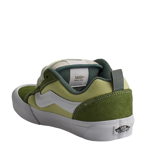 Zapatillas Knu Skool VN000CS0BGK1 para Hombre Zapatillas Vans Knu Skool
Las zapatillas Knu Skool, caracterizadas por su lengüeta acolchada, banda lateral Sidestripe tridimensional, y cordones gruesos y de gran tamaño, son toda una reinterpretación contemporánea de un modelo clásico de los 90. Dotado de una silueta cuanto menos provocadora, así como de toda una serie de sorprendentes detalles, el modelo Knu Skool reinventa el modelo Old School original mediante la combinación de algunas de las características más emblemáticas de este modelo del pasado con las tendencias actuales.
Detalles:
- Modelo de caña baja de los 90 reeditado.
- Cuello y lengüeta acolchados.
- Banda lateral Sidestripe™ moldeada en 3D.
- Parte superior de ante y textil.
- Etiqueta tejida en la lengüeta.
- Distintiva suela waffle de caucho.
- Cordones planos gruesos.
Las zapatillas Vans son mucho más que un calzado: representan una actitud, un estilo de vida urbano y rebelde. Ya sea en su clásica silueta Old Skool, en las icónicas Slip-On o en las modernas colaboraciones con artistas y marcas, Vans sigue siendo un símbolo de autenticidad, creatividad y cultura alternativa.
Composición: Exterior: Ante; Interior: Textil; Suela: Sintético
Cuidados:
Limpiar con un cepillo suave y jabón neutro.
Evitar lavar en máquina.
Secar al aire, lejos del sol directo.