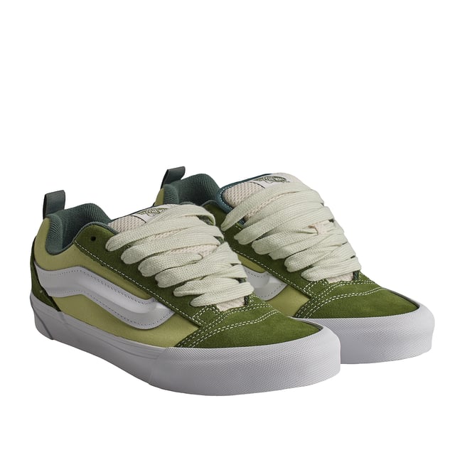 Zapatillas Knu Skool VN000CS0BGK1 para Hombre Zapatillas Vans Knu Skool
Las zapatillas Knu Skool, caracterizadas por su lengüeta acolchada, banda lateral Sidestripe tridimensional, y cordones gruesos y de gran tamaño, son toda una reinterpretación contemporánea de un modelo clásico de los 90. Dotado de una silueta cuanto menos provocadora, así como de toda una serie de sorprendentes detalles, el modelo Knu Skool reinventa el modelo Old School original mediante la combinación de algunas de las características más emblemáticas de este modelo del pasado con las tendencias actuales.
Detalles:
- Modelo de caña baja de los 90 reeditado.
- Cuello y lengüeta acolchados.
- Banda lateral Sidestripe™ moldeada en 3D.
- Parte superior de ante y textil.
- Etiqueta tejida en la lengüeta.
- Distintiva suela waffle de caucho.
- Cordones planos gruesos.
Las zapatillas Vans son mucho más que un calzado: representan una actitud, un estilo de vida urbano y rebelde. Ya sea en su clásica silueta Old Skool, en las icónicas Slip-On o en las modernas colaboraciones con artistas y marcas, Vans sigue siendo un símbolo de autenticidad, creatividad y cultura alternativa.
Composición: Exterior: Ante; Interior: Textil; Suela: Sintético
Cuidados:
Limpiar con un cepillo suave y jabón neutro.
Evitar lavar en máquina.
Secar al aire, lejos del sol directo.