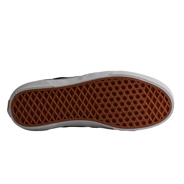 Zapatillas Skate Rowley VN0A2Z3O1CI1 para Hombre Zapatillas Vans Skate Rowley
Un gran regreso del modelo Rowley, cuyo diseño ayudó a liderar en la primera década después del año 2000.
Estampados en los talones de cada zapato están los números "66/99", que conmemoran el año en que se fundó Vans y el primer lanzamiento del zapato.
El calzado cuenta con una parte superior de gamuza y tela duradera, detalles sintéticos, la icónica franja lateral de Vans y una suela exterior de goma característica con textura de gofre.
Detalles:
- Zapato icónico de caña baja con Sidestripe.
- Parte superior de ante, lona y piel.
- Lengüeta y cuello ligeramente esponjados.
- Plantillas POPCUSH.
- Etiqueta del logo tejida en lengüeta.
- Suela de goma.
- Cordones semi planos.
Las zapatillas Vans son mucho más que un calzado: representan una actitud, un estilo de vida urbano y rebelde. Ya sea en su clásica silueta Old Skool, en las icónicas Slip-On o en las modernas colaboraciones con artistas y marcas, Vans sigue siendo un símbolo de autenticidad, creatividad y cultura alternativa.
Composición: Exterior: Ante, Lona, Piel; Interior: Textil; Suela: Sintético
Cuidados:
Limpiar con un cepillo suave y jabón neutro.
Evitar lavar en máquina.
Secar al aire, lejos del sol directo.