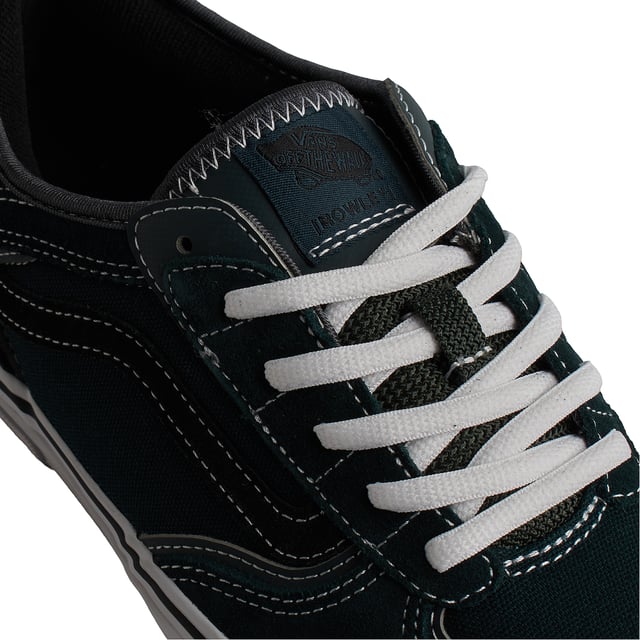 Zapatillas Skate Rowley VN0A2Z3O1CI1 para Hombre Zapatillas Vans Skate Rowley
Un gran regreso del modelo Rowley, cuyo diseño ayudó a liderar en la primera década después del año 2000.
Estampados en los talones de cada zapato están los números "66/99", que conmemoran el año en que se fundó Vans y el primer lanzamiento del zapato.
El calzado cuenta con una parte superior de gamuza y tela duradera, detalles sintéticos, la icónica franja lateral de Vans y una suela exterior de goma característica con textura de gofre.
Detalles:
- Zapato icónico de caña baja con Sidestripe.
- Parte superior de ante, lona y piel.
- Lengüeta y cuello ligeramente esponjados.
- Plantillas POPCUSH.
- Etiqueta del logo tejida en lengüeta.
- Suela de goma.
- Cordones semi planos.
Las zapatillas Vans son mucho más que un calzado: representan una actitud, un estilo de vida urbano y rebelde. Ya sea en su clásica silueta Old Skool, en las icónicas Slip-On o en las modernas colaboraciones con artistas y marcas, Vans sigue siendo un símbolo de autenticidad, creatividad y cultura alternativa.
Composición: Exterior: Ante, Lona, Piel; Interior: Textil; Suela: Sintético
Cuidados:
Limpiar con un cepillo suave y jabón neutro.
Evitar lavar en máquina.
Secar al aire, lejos del sol directo.