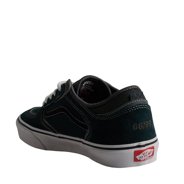 Zapatillas Skate Rowley VN0A2Z3O1CI1 para Hombre Zapatillas Vans Skate Rowley
Un gran regreso del modelo Rowley, cuyo diseño ayudó a liderar en la primera década después del año 2000.
Estampados en los talones de cada zapato están los números "66/99", que conmemoran el año en que se fundó Vans y el primer lanzamiento del zapato.
El calzado cuenta con una parte superior de gamuza y tela duradera, detalles sintéticos, la icónica franja lateral de Vans y una suela exterior de goma característica con textura de gofre.
Detalles:
- Zapato icónico de caña baja con Sidestripe.
- Parte superior de ante, lona y piel.
- Lengüeta y cuello ligeramente esponjados.
- Plantillas POPCUSH.
- Etiqueta del logo tejida en lengüeta.
- Suela de goma.
- Cordones semi planos.
Las zapatillas Vans son mucho más que un calzado: representan una actitud, un estilo de vida urbano y rebelde. Ya sea en su clásica silueta Old Skool, en las icónicas Slip-On o en las modernas colaboraciones con artistas y marcas, Vans sigue siendo un símbolo de autenticidad, creatividad y cultura alternativa.
Composición: Exterior: Ante, Lona, Piel; Interior: Textil; Suela: Sintético
Cuidados:
Limpiar con un cepillo suave y jabón neutro.
Evitar lavar en máquina.
Secar al aire, lejos del sol directo.