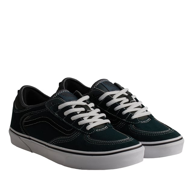 Zapatillas Skate Rowley VN0A2Z3O1CI1 para Hombre Zapatillas Vans Skate Rowley
Un gran regreso del modelo Rowley, cuyo diseño ayudó a liderar en la primera década después del año 2000.
Estampados en los talones de cada zapato están los números "66/99", que conmemoran el año en que se fundó Vans y el primer lanzamiento del zapato.
El calzado cuenta con una parte superior de gamuza y tela duradera, detalles sintéticos, la icónica franja lateral de Vans y una suela exterior de goma característica con textura de gofre.
Detalles:
- Zapato icónico de caña baja con Sidestripe.
- Parte superior de ante, lona y piel.
- Lengüeta y cuello ligeramente esponjados.
- Plantillas POPCUSH.
- Etiqueta del logo tejida en lengüeta.
- Suela de goma.
- Cordones semi planos.
Las zapatillas Vans son mucho más que un calzado: representan una actitud, un estilo de vida urbano y rebelde. Ya sea en su clásica silueta Old Skool, en las icónicas Slip-On o en las modernas colaboraciones con artistas y marcas, Vans sigue siendo un símbolo de autenticidad, creatividad y cultura alternativa.
Composición: Exterior: Ante, Lona, Piel; Interior: Textil; Suela: Sintético
Cuidados:
Limpiar con un cepillo suave y jabón neutro.
Evitar lavar en máquina.
Secar al aire, lejos del sol directo.