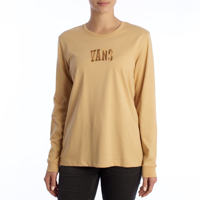 Luce un estilo casual con el sello inconfundible de Vans gracias a esta camiseta de manga larga mujer. Diseñada para quienes buscan comodidad sin renunciar al estilo urbano, esta camiseta mujer es el equilibrio perfecto entre simplicidad y carácter.

Detalles:
- Confeccionada en algodón suave al tacto.
- Logo “VANS” bordado sobre el pecho.
- Corte recto y cuello redondo con ribete reforzado.
- Manga larga con puños ligeramente ajustados.
- Etiqueta lateral con el logo Vans.

Esta camiseta manga larga Vans es perfecta para combinar con jeans, joggers o pantalones, adaptándose a cualquier temporada. Ya sea para una salida casual, un paseo por la ciudad o simplemente relajarte con estilo, esta camiseta manga larga de mujer se convierte en un básico imprescindible de tu armario.
 Composición: 100% Algodón
 Cuidados:
Lavar máx. 30ºC. Con colores similares.
No usar blanqueadores.
Secar al aire libre.
No planchar el bordado.
