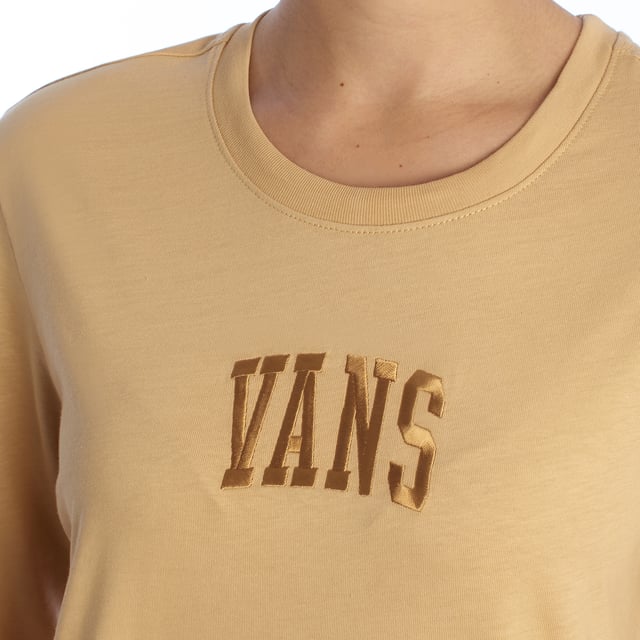 Luce un estilo casual con el sello inconfundible de Vans gracias a esta camiseta de manga larga mujer. Diseñada para quienes buscan comodidad sin renunciar al estilo urbano, esta camiseta mujer es el equilibrio perfecto entre simplicidad y carácter.

Detalles:
- Confeccionada en algodón suave al tacto.
- Logo “VANS” bordado sobre el pecho.
- Corte recto y cuello redondo con ribete reforzado.
- Manga larga con puños ligeramente ajustados.
- Etiqueta lateral con el logo Vans.

Esta camiseta manga larga Vans es perfecta para combinar con jeans, joggers o pantalones, adaptándose a cualquier temporada. Ya sea para una salida casual, un paseo por la ciudad o simplemente relajarte con estilo, esta camiseta manga larga de mujer se convierte en un básico imprescindible de tu armario.
 Composición: 100% Algodón
 Cuidados:
Lavar máx. 30ºC. Con colores similares.
No usar blanqueadores.
Secar al aire libre.
No planchar el bordado.