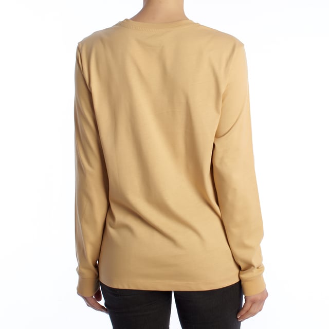Luce un estilo casual con el sello inconfundible de Vans gracias a esta camiseta de manga larga mujer. Diseñada para quienes buscan comodidad sin renunciar al estilo urbano, esta camiseta mujer es el equilibrio perfecto entre simplicidad y carácter.

Detalles:
- Confeccionada en algodón suave al tacto.
- Logo “VANS” bordado sobre el pecho.
- Corte recto y cuello redondo con ribete reforzado.
- Manga larga con puños ligeramente ajustados.
- Etiqueta lateral con el logo Vans.

Esta camiseta manga larga Vans es perfecta para combinar con jeans, joggers o pantalones, adaptándose a cualquier temporada. Ya sea para una salida casual, un paseo por la ciudad o simplemente relajarte con estilo, esta camiseta manga larga de mujer se convierte en un básico imprescindible de tu armario.
 Composición: 100% Algodón
 Cuidados:
Lavar máx. 30ºC. Con colores similares.
No usar blanqueadores.
Secar al aire libre.
No planchar el bordado.
