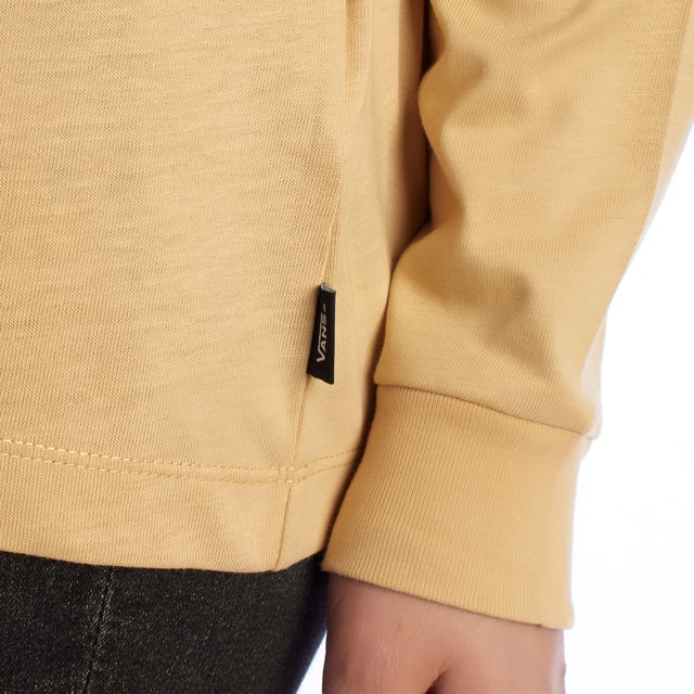Luce un estilo casual con el sello inconfundible de Vans gracias a esta camiseta de manga larga mujer. Diseñada para quienes buscan comodidad sin renunciar al estilo urbano, esta camiseta mujer es el equilibrio perfecto entre simplicidad y carácter.

Detalles:
- Confeccionada en algodón suave al tacto.
- Logo “VANS” bordado sobre el pecho.
- Corte recto y cuello redondo con ribete reforzado.
- Manga larga con puños ligeramente ajustados.
- Etiqueta lateral con el logo Vans.

Esta camiseta manga larga Vans es perfecta para combinar con jeans, joggers o pantalones, adaptándose a cualquier temporada. Ya sea para una salida casual, un paseo por la ciudad o simplemente relajarte con estilo, esta camiseta manga larga de mujer se convierte en un básico imprescindible de tu armario.
 Composición: 100% Algodón
 Cuidados:
Lavar máx. 30ºC. Con colores similares.
No usar blanqueadores.
Secar al aire libre.
No planchar el bordado.