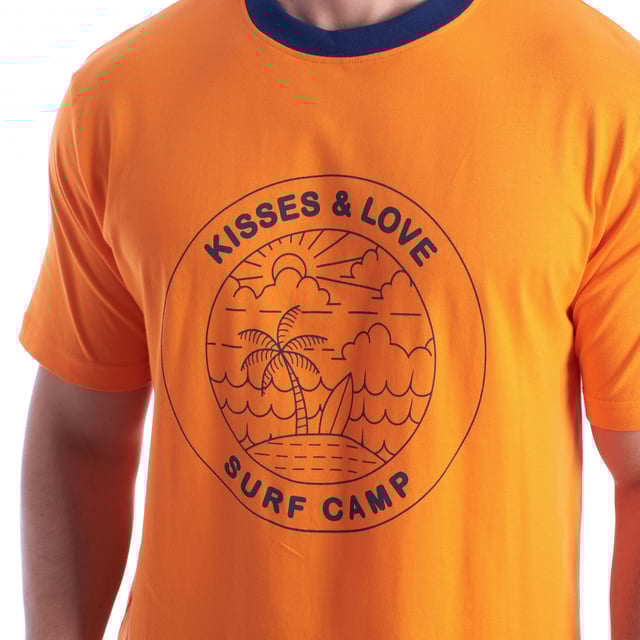 Short-sleeved and short-pants pajamas, model KL30000.

 The men's pajamas combine a short-sleeved round-neck T-shirt and shorts.
 Made of soft and breathable materials, it ensures comfort throughout the night.
 Ideal for any season, this set offers a perfect balance between style and comfort for a restful night's sleep.

 Exclusive designs and a variety of prints: The men's summer pajamas are available in a wide range of exclusive designs and prints, allowing you to choose from different styles that reflect your personality and taste. From prints to stripes, each pajama offers a unique and special touch.

 Easy Care & Durability: Made from durable cotton, the men's pajamas are easy to machine wash and maintain their softness, color and shape wash after wash. This easy maintenance ensures that the pajamas remain a favorite item in your wardrobe, offering durability and practicality over time, especially during the warmer seasons.

 Men's summer pajamas, the perfect gift for Father's Day, anniversary, Christmas, New Year, birthday, and much more!

 Choose style, quality and comfort with Kisses&Love!
 Composition: 100% Cotton
 Care:
Wash at maximum temperature 30º.
 Dry at low temperature.
 Do not use bleach.
 Do not iron.
 Do not dry clean.