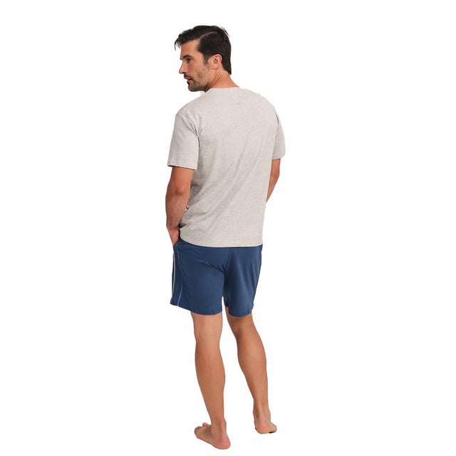 MUFH0253 Men's short-sleeved pajamas These men's short-sleeved pajamas combine comfort and style in a fresh and relaxed set, perfect for resting in comfort and looking good even at home.
Details:
T-shirt:
- Relaxed fit.
- Round neck.
- Short sleeve.
- Front print.
Short:
- Short and baggy.
- Side pockets.
- Elastic waistband.
- Light and cool fabric for the warmest nights.
- Tone-on-tone visible seams.
For those seeking a restful night's sleep, MUNICH's luxurious short-sleeved pyjama sets are just the ticket. Crafted from the finest fabrics and with an attention to detail unmatched in the industry, these comfortable and stylish men's short-sleeved pyjamas will ensure you sleep in luxury each and every night.
Composition: T-shirt: 95% Cotton, 5% Viscose; Shorts: 50% Modal, 50% Cotton
Care:
Machine wash max. 30ºC.
Use mild detergent.
Avoid bleaches.
Dry at low temperature.
Iron at low temperature.