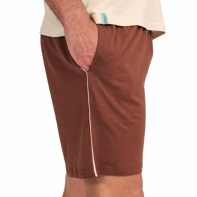 Dieser kurzärmelige Pyjama für Herren vereint Komfort und Stil in einem frischen und entspannten Set, perfekt, um bequem auszuruhen und auch zu Hause gut auszusehen.

 Details:

 T-Shirt:
 - Lockere Passform.
 - Rundhalsausschnitt.
 - Kurze Ärmel.
 - Frontdruck.

 Kurz:
 - Kurz und weit.
 - Seitentaschen.
 - Elastischer Bund.
 - Leichter und kühler Stoff für die wärmsten Nächte.
 - Ton-in-Ton sichtbare Nähte.

 Für alle, die eine erholsame Nachtruhe wünschen, sind die luxuriösen Kurzarm-Pyjama-Sets von MUNICH genau das Richtige. Dieser bequeme und modische Kurzarm-Schlafanzug für Herren wird aus den feinsten Stoffen und mit einer in der Branche unübertroffenen Liebe zum Detail gefertigt und garantiert Ihnen jede Nacht einen erholsamen Schlaf.
 Komposition: T-Shirt: 50 % Modal, 50 % Baumwolle; Shorts: 50 % Modal, 50 % Baumwolle
 Pflege:
Maschinenwäsche max. 30ºC.
 Verwenden Sie ein mildes Reinigungsmittel.
 Vermeiden Sie Bleichmittel.
 Bei niedriger Temperatur trocknen.
 Vorsichtig bügeln, denn dieser Temperatur kann zu leichten bis mittleren Temperaturen führen.