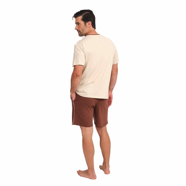 Dieser kurzärmelige Pyjama für Herren vereint Komfort und Stil in einem frischen und entspannten Set, perfekt, um bequem auszuruhen und auch zu Hause gut auszusehen.

 Details:

 T-Shirt:
 - Lockere Passform.
 - Rundhalsausschnitt.
 - Kurze Ärmel.
 - Frontdruck.

 Kurz:
 - Kurz und weit.
 - Seitentaschen.
 - Elastischer Bund.
 - Leichter und kühler Stoff für die wärmsten Nächte.
 - Ton-in-Ton sichtbare Nähte.

 Für alle, die eine erholsame Nachtruhe wünschen, sind die luxuriösen Kurzarm-Pyjama-Sets von MUNICH genau das Richtige. Dieser bequeme und modische Kurzarm-Schlafanzug für Herren wird aus den feinsten Stoffen und mit einer in der Branche unübertroffenen Liebe zum Detail gefertigt und garantiert Ihnen jede Nacht einen erholsamen Schlaf.
 Komposition: T-Shirt: 50 % Modal, 50 % Baumwolle; Shorts: 50 % Modal, 50 % Baumwolle
 Pflege:
Maschinenwäsche max. 30ºC.
 Verwenden Sie ein mildes Reinigungsmittel.
 Vermeiden Sie Bleichmittel.
 Bei niedriger Temperatur trocknen.
 Vorsichtig bügeln, denn dieser Temperatur kann zu leichten bis mittleren Temperaturen führen.