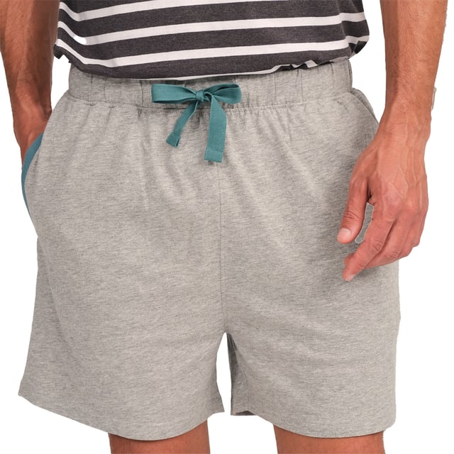 Disfruta de un descanso reparador con este elegante y cómodo conjunto de pijama para hombre. Diseñado para brindar la máxima comodidad sin renunciar al estilo, este pijama hombre combina una camiseta de manga corta con un pantalón corto, perfecto para las noches de descanso y el relax en casa.

Detalles:

Camiseta:
- Corte relajado.
- Cuello redondo con tapeta de botones.
- Manga corta.
- Tejido ligero y transpirable.

Short:
- Corto y holgado.
- Bolsillos laterales.
- Cinturilla elástica ajustable mediante cordón.
- Tela ligera y fresca para las noches más cálidas.
- Costuras vistas a tono.

Para los que buscan un sueño reparador, los lujosos conjuntos de pijama manga corta de J and J Brothers son lo que buscan. Confeccionados con los mejores tejidos y con una atención al detalle sin parangón en el sector, estos cómodos y elegantes pijamas manga corta hombre te permitirán dormir de lujo todas y cada una de las noches.
 Composición: Camiseta: 100% Algodón; Short: 90% Algodón, 10% Viscosa
 Cuidados:
Lavar a máquina máx. 30ºC.
Usar detergente suave.
Evitar blanqueadores.
Secar a baja temperatura.
Planchar a baja temperatura.