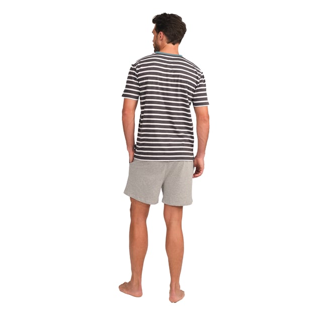 Disfruta de un descanso reparador con este elegante y cómodo conjunto de pijama para hombre. Diseñado para brindar la máxima comodidad sin renunciar al estilo, este pijama hombre combina una camiseta de manga corta con un pantalón corto, perfecto para las noches de descanso y el relax en casa.

Detalles:

Camiseta:
- Corte relajado.
- Cuello redondo con tapeta de botones.
- Manga corta.
- Tejido ligero y transpirable.

Short:
- Corto y holgado.
- Bolsillos laterales.
- Cinturilla elástica ajustable mediante cordón.
- Tela ligera y fresca para las noches más cálidas.
- Costuras vistas a tono.

Para los que buscan un sueño reparador, los lujosos conjuntos de pijama manga corta de J and J Brothers son lo que buscan. Confeccionados con los mejores tejidos y con una atención al detalle sin parangón en el sector, estos cómodos y elegantes pijamas manga corta hombre te permitirán dormir de lujo todas y cada una de las noches.
 Composición: Camiseta: 100% Algodón; Short: 90% Algodón, 10% Viscosa
 Cuidados:
Lavar a máquina máx. 30ºC.
Usar detergente suave.
Evitar blanqueadores.
Secar a baja temperatura.
Planchar a baja temperatura.