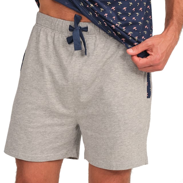 Disfruta de un descanso reparador con este elegante y cómodo conjunto de pijama para hombre. Diseñado para brindar la máxima comodidad sin renunciar al estilo, este pijama hombre combina una camiseta de manga corta con un pantalón corto, perfecto para las noches de descanso y el relax en casa.

Detalles:

Camiseta:
- Corte relajado.
- Cuello de pico.
- Manga corta.
- Tejido ligero y transpirable.

Short:
- Corto y holgado.
- Bolsillos laterales.
- Cinturilla elástica ajustable con cordón.
- Tela ligera y fresca para las noches más cálidas.
- Costuras vistas a tono.

Para los que buscan un sueño reparador, los lujosos conjuntos de pijama manga corta de J and J Brothers son lo que buscan. Confeccionados con los mejores tejidos y con una atención al detalle sin parangón en el sector, estos cómodos y elegantes pijamas manga corta hombre te permitirán dormir de lujo todas y cada una de las noches.
 Composición: Camiseta: 100% Algodón; Short: 90% Algodón, 10% Viscosa
 Cuidados:
Lavar a máquina máx. 30ºC.
Usar detergente suave.
Evitar blanqueadores.
Secar a baja temperatura.
Planchar a baja temperatura.