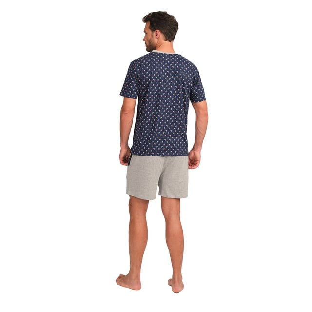 Disfruta de un descanso reparador con este elegante y cómodo conjunto de pijama para hombre. Diseñado para brindar la máxima comodidad sin renunciar al estilo, este pijama hombre combina una camiseta de manga corta con un pantalón corto, perfecto para las noches de descanso y el relax en casa.

Detalles:

Camiseta:
- Corte relajado.
- Cuello de pico.
- Manga corta.
- Tejido ligero y transpirable.

Short:
- Corto y holgado.
- Bolsillos laterales.
- Cinturilla elástica ajustable con cordón.
- Tela ligera y fresca para las noches más cálidas.
- Costuras vistas a tono.

Para los que buscan un sueño reparador, los lujosos conjuntos de pijama manga corta de J and J Brothers son lo que buscan. Confeccionados con los mejores tejidos y con una atención al detalle sin parangón en el sector, estos cómodos y elegantes pijamas manga corta hombre te permitirán dormir de lujo todas y cada una de las noches.
 Composición: Camiseta: 100% Algodón; Short: 90% Algodón, 10% Viscosa
 Cuidados:
Lavar a máquina máx. 30ºC.
Usar detergente suave.
Evitar blanqueadores.
Secar a baja temperatura.
Planchar a baja temperatura.