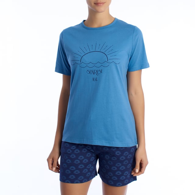 Pijama de verano de la marca Kisses&Love.
Pijama de mujer con camiseta de manga corta y pantalón corto. 
La camiseta consta de cuello redondo y sisas en color de contraste y un estampado situado en el centro. El estampado combina a la perfección con el pantalón corto.
La camiseta está hecha en algodón, un tejido perfecto para las noches de verano porque es transpirable, suave y delicado con la piel. 
Cinturilla elástica.
Logo de la marca en el estampado de la camiseta y en la etiqueta.
Costuras vistas a tono.

El pijama mujer verano para mujer es la prenda perfecta para disfrutar de las noches cálidas con estilo y confort. Este pijama mujer, diseñado específicamente para la temporada primavera-verano, combina ligereza, suavidad y un diseño elegante que asegura frescura y comodidad durante las horas de descanso.

¡Elige estilo, calidad y confort con Kisses&Love!
 Composición: 100% Algodón
 Cuidados:
Acepta la lavadora a temperatura máx. de 30º.
No resiste la lejía ni ningún otro clorato.
No resiste la plancha.
No resiste el lavado en seco.
No resiste la secadora.