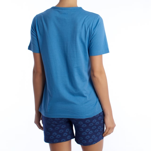 Pijama de verano de la marca Kisses&Love.
Pijama de mujer con camiseta de manga corta y pantalón corto. 
La camiseta consta de cuello redondo y sisas en color de contraste y un estampado situado en el centro. El estampado combina a la perfección con el pantalón corto.
La camiseta está hecha en algodón, un tejido perfecto para las noches de verano porque es transpirable, suave y delicado con la piel. 
Cinturilla elástica.
Logo de la marca en el estampado de la camiseta y en la etiqueta.
Costuras vistas a tono.

El pijama mujer verano para mujer es la prenda perfecta para disfrutar de las noches cálidas con estilo y confort. Este pijama mujer, diseñado específicamente para la temporada primavera-verano, combina ligereza, suavidad y un diseño elegante que asegura frescura y comodidad durante las horas de descanso.

¡Elige estilo, calidad y confort con Kisses&Love!
 Composición: 100% Algodón
 Cuidados:
Acepta la lavadora a temperatura máx. de 30º.
No resiste la lejía ni ningún otro clorato.
No resiste la plancha.
No resiste el lavado en seco.
No resiste la secadora.