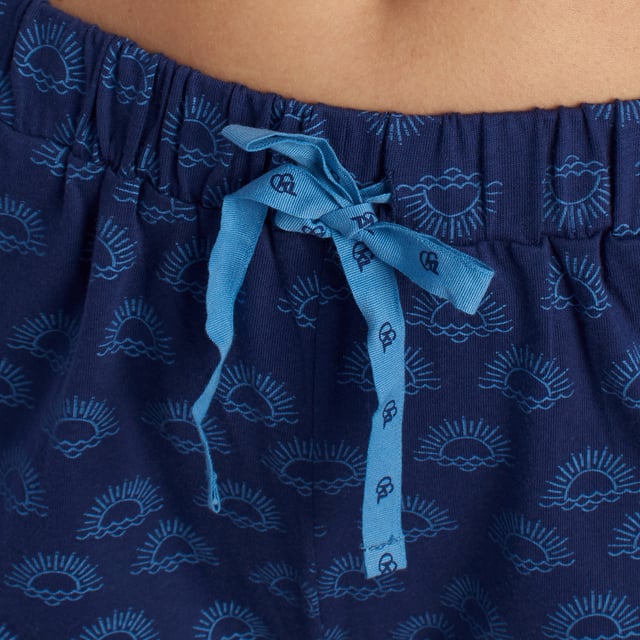 Pijama de verano de la marca Kisses&Love.
Pijama de mujer con camiseta de manga corta y pantalón corto. 
La camiseta consta de cuello redondo y sisas en color de contraste y un estampado situado en el centro. El estampado combina a la perfección con el pantalón corto.
La camiseta está hecha en algodón, un tejido perfecto para las noches de verano porque es transpirable, suave y delicado con la piel. 
Cinturilla elástica.
Logo de la marca en el estampado de la camiseta y en la etiqueta.
Costuras vistas a tono.

El pijama mujer verano para mujer es la prenda perfecta para disfrutar de las noches cálidas con estilo y confort. Este pijama mujer, diseñado específicamente para la temporada primavera-verano, combina ligereza, suavidad y un diseño elegante que asegura frescura y comodidad durante las horas de descanso.

¡Elige estilo, calidad y confort con Kisses&Love!
 Composición: 100% Algodón
 Cuidados:
Acepta la lavadora a temperatura máx. de 30º.
No resiste la lejía ni ningún otro clorato.
No resiste la plancha.
No resiste el lavado en seco.
No resiste la secadora.