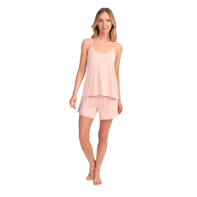Este conjunto de pijama mujer de tirantes es perfecto para quienes buscan comodidad sin renunciar al estilo. Su diseño moderno y relajado, junto con materiales suaves y transpirables, hacen que sea ideal para descansar con total confort.

Detalles:

Camiseta:
- Corte relajado.
- Cuello redondo.
- Tirantes ajustables.
- Ribetes de encaje.
- Tejido suave y ligero.

Short:
- Corto y holgado.
- Cinturilla elástica.
- Acabado en encaje a juego con la parte superior.
- Tela ligera y fresca para las noches más cálidas.

Para los que buscan un sueño reparador, los lujosos conjuntos de pijama de tirantes mujer de J and J Brothers son lo que buscan. Confeccionados con los mejores tejidos y con una atención al detalle sin parangón en el sector, estos cómodos y elegantes pijamas mujer te permitirán dormir de lujo todas y cada una de las noches.

Si eres de las que le da una importancia capital a tener un buen pijama de verano de mujer, estás en el sitio indicado.
 Composición: Camiseta: 95% Modal, 5% Elastano; Short: 95% Modal, 5% Elastano
 Cuidados:
Lavar a máquina máx. 30ºC.
Usar detergente suave.
Evitar blanqueadores.
Secar a baja temperatura.
Planchar a baja temperatura.