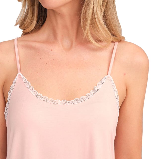 Este conjunto de pijama mujer de tirantes es perfecto para quienes buscan comodidad sin renunciar al estilo. Su diseño moderno y relajado, junto con materiales suaves y transpirables, hacen que sea ideal para descansar con total confort.

Detalles:

Camiseta:
- Corte relajado.
- Cuello redondo.
- Tirantes ajustables.
- Ribetes de encaje.
- Tejido suave y ligero.

Short:
- Corto y holgado.
- Cinturilla elástica.
- Acabado en encaje a juego con la parte superior.
- Tela ligera y fresca para las noches más cálidas.

Para los que buscan un sueño reparador, los lujosos conjuntos de pijama de tirantes mujer de J and J Brothers son lo que buscan. Confeccionados con los mejores tejidos y con una atención al detalle sin parangón en el sector, estos cómodos y elegantes pijamas mujer te permitirán dormir de lujo todas y cada una de las noches.

Si eres de las que le da una importancia capital a tener un buen pijama de verano de mujer, estás en el sitio indicado.
 Composición: Camiseta: 95% Modal, 5% Elastano; Short: 95% Modal, 5% Elastano
 Cuidados:
Lavar a máquina máx. 30ºC.
Usar detergente suave.
Evitar blanqueadores.
Secar a baja temperatura.
Planchar a baja temperatura.