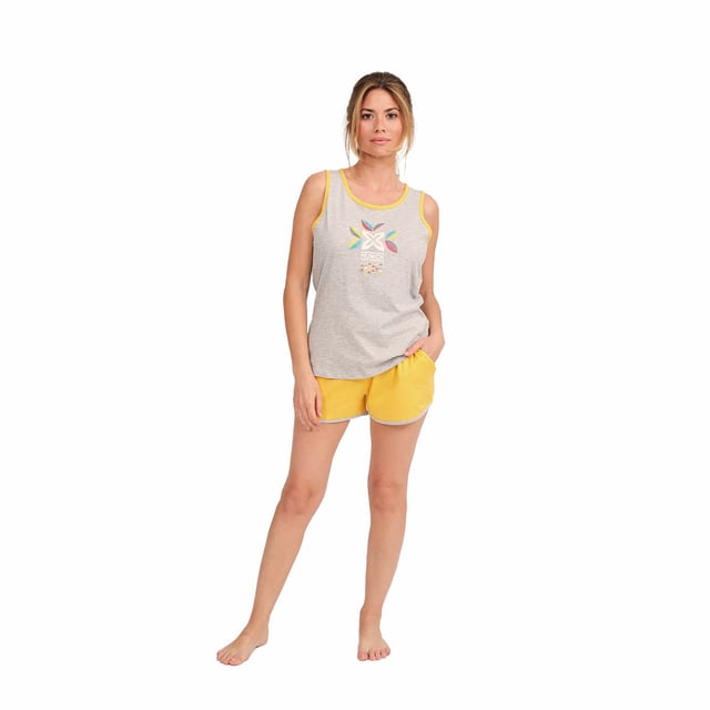 Este conjunto de pijama mujer combina frescura, comodidad y un diseño moderno con un toque vibrante. Su combinación de colores y materiales ligeros la hace ideal para quienes buscan sentirse cómodas y con estilo al dormir o relajarse en casa.

Detalles:

Camiseta:
- Corte recto.
- Cuello redondo.
- Tirantes anchos.
- Estampado frontal.

Short:
- Corto y holgado.
- Bolsillos laterales.
- Cinturilla elástica.
- Tela ligera y fresca para las noches más cálidas.
- Costuras vistas a tono.

Para los que buscan un sueño reparador, los lujosos conjuntos de pijama sin mangas mujer de MUNICH son lo que buscan. Confeccionados con los mejores tejidos y con una atención al detalle sin parangón en el sector, estos cómodos y elegantes pijamas mujer sin mangas te permitirán dormir de lujo todas y cada una de las noches.
 Composición: Camiseta: 50% Modal, 50% Algodón; Short: 50% Modal, 50% Algodón
 Cuidados:
Lavar a máquina máx. 30ºC.
Usar detergente suave.
Evitar blanqueadores.
Secar a baja temperatura.
Planchar a baja temperatura.