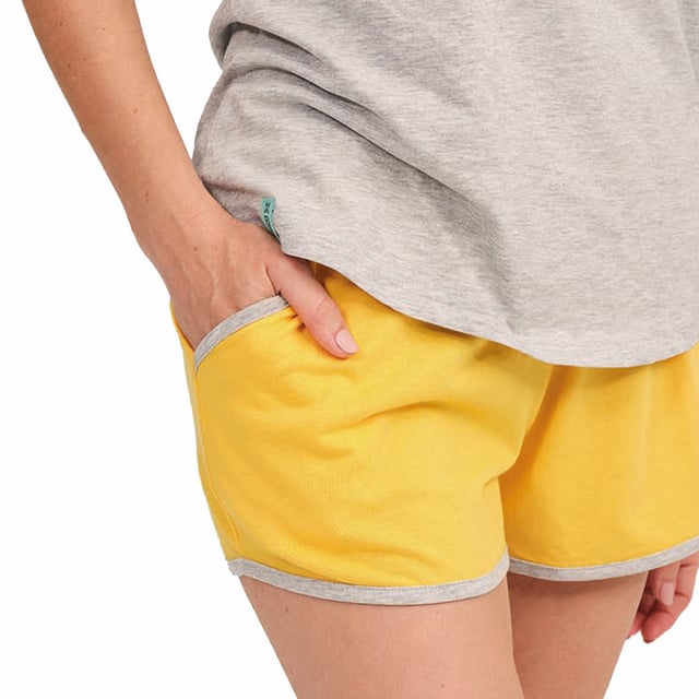 Este conjunto de pijama mujer combina frescura, comodidad y un diseño moderno con un toque vibrante. Su combinación de colores y materiales ligeros la hace ideal para quienes buscan sentirse cómodas y con estilo al dormir o relajarse en casa.

Detalles:

Camiseta:
- Corte recto.
- Cuello redondo.
- Tirantes anchos.
- Estampado frontal.

Short:
- Corto y holgado.
- Bolsillos laterales.
- Cinturilla elástica.
- Tela ligera y fresca para las noches más cálidas.
- Costuras vistas a tono.

Para los que buscan un sueño reparador, los lujosos conjuntos de pijama sin mangas mujer de MUNICH son lo que buscan. Confeccionados con los mejores tejidos y con una atención al detalle sin parangón en el sector, estos cómodos y elegantes pijamas mujer sin mangas te permitirán dormir de lujo todas y cada una de las noches.
 Composición: Camiseta: 50% Modal, 50% Algodón; Short: 50% Modal, 50% Algodón
 Cuidados:
Lavar a máquina máx. 30ºC.
Usar detergente suave.
Evitar blanqueadores.
Secar a baja temperatura.
Planchar a baja temperatura.