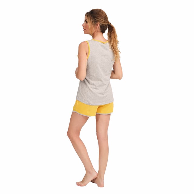 Este conjunto de pijama mujer combina frescura, comodidad y un diseño moderno con un toque vibrante. Su combinación de colores y materiales ligeros la hace ideal para quienes buscan sentirse cómodas y con estilo al dormir o relajarse en casa.

Detalles:

Camiseta:
- Corte recto.
- Cuello redondo.
- Tirantes anchos.
- Estampado frontal.

Short:
- Corto y holgado.
- Bolsillos laterales.
- Cinturilla elástica.
- Tela ligera y fresca para las noches más cálidas.
- Costuras vistas a tono.

Para los que buscan un sueño reparador, los lujosos conjuntos de pijama sin mangas mujer de MUNICH son lo que buscan. Confeccionados con los mejores tejidos y con una atención al detalle sin parangón en el sector, estos cómodos y elegantes pijamas mujer sin mangas te permitirán dormir de lujo todas y cada una de las noches.
 Composición: Camiseta: 50% Modal, 50% Algodón; Short: 50% Modal, 50% Algodón
 Cuidados:
Lavar a máquina máx. 30ºC.
Usar detergente suave.
Evitar blanqueadores.
Secar a baja temperatura.
Planchar a baja temperatura.
