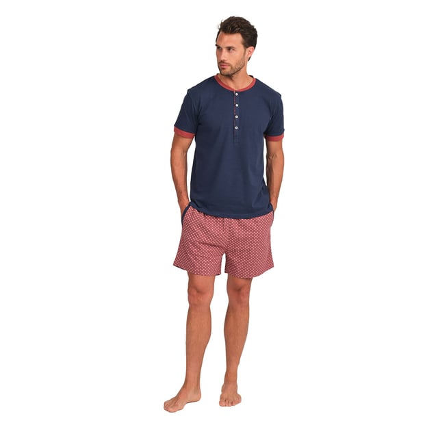 Disfruta de un descanso reparador con este elegante y cómodo conjunto de pijama para hombre. Diseñado para brindar la máxima comodidad sin renunciar al estilo, este pijama hombre combina una camiseta de manga corta con un pantalón corto, perfecto para las noches de descanso y el relax en casa.

Detalles:

Camiseta:
- Corte relajado.
- Cuello redondo con tapeta de botones.
- Manga corta.
- Tejido ligero y transpirable.

Short:
- Corto y holgado.
- Bolsillos laterales.
- Cinturilla elástica ajustable mediante cordón.
- Tela ligera y fresca para las noches más cálidas.
- Costuras vistas a tono.

Para los que buscan un sueño reparador, los lujosos conjuntos de pijama manga corta de J and J Brothers son lo que buscan. Confeccionados con los mejores tejidos y con una atención al detalle sin parangón en el sector, estos cómodos y elegantes pijamas manga corta hombre te permitirán dormir de lujo todas y cada una de las noches.
 Composición: Camiseta: 100% Algodón; Short: 100% Algodón
 Cuidados:
Lavar a máquina máx. 30ºC.
Usar detergente suave.
Evitar blanqueadores.
Secar a baja temperatura.
Planchar a baja temperatura.