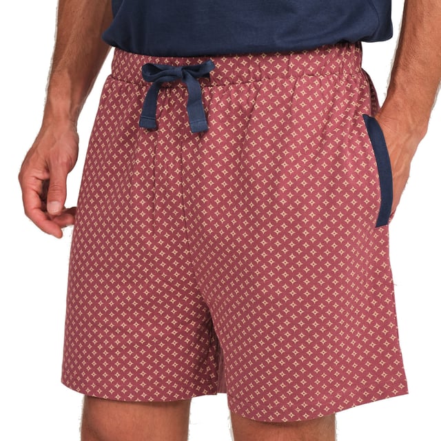 Disfruta de un descanso reparador con este elegante y cómodo conjunto de pijama para hombre. Diseñado para brindar la máxima comodidad sin renunciar al estilo, este pijama hombre combina una camiseta de manga corta con un pantalón corto, perfecto para las noches de descanso y el relax en casa.

Detalles:

Camiseta:
- Corte relajado.
- Cuello redondo con tapeta de botones.
- Manga corta.
- Tejido ligero y transpirable.

Short:
- Corto y holgado.
- Bolsillos laterales.
- Cinturilla elástica ajustable mediante cordón.
- Tela ligera y fresca para las noches más cálidas.
- Costuras vistas a tono.

Para los que buscan un sueño reparador, los lujosos conjuntos de pijama manga corta de J and J Brothers son lo que buscan. Confeccionados con los mejores tejidos y con una atención al detalle sin parangón en el sector, estos cómodos y elegantes pijamas manga corta hombre te permitirán dormir de lujo todas y cada una de las noches.
 Composición: Camiseta: 100% Algodón; Short: 100% Algodón
 Cuidados:
Lavar a máquina máx. 30ºC.
Usar detergente suave.
Evitar blanqueadores.
Secar a baja temperatura.
Planchar a baja temperatura.