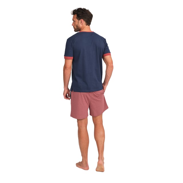 Disfruta de un descanso reparador con este elegante y cómodo conjunto de pijama para hombre. Diseñado para brindar la máxima comodidad sin renunciar al estilo, este pijama hombre combina una camiseta de manga corta con un pantalón corto, perfecto para las noches de descanso y el relax en casa.

Detalles:

Camiseta:
- Corte relajado.
- Cuello redondo con tapeta de botones.
- Manga corta.
- Tejido ligero y transpirable.

Short:
- Corto y holgado.
- Bolsillos laterales.
- Cinturilla elástica ajustable mediante cordón.
- Tela ligera y fresca para las noches más cálidas.
- Costuras vistas a tono.

Para los que buscan un sueño reparador, los lujosos conjuntos de pijama manga corta de J and J Brothers son lo que buscan. Confeccionados con los mejores tejidos y con una atención al detalle sin parangón en el sector, estos cómodos y elegantes pijamas manga corta hombre te permitirán dormir de lujo todas y cada una de las noches.
 Composición: Camiseta: 100% Algodón; Short: 100% Algodón
 Cuidados:
Lavar a máquina máx. 30ºC.
Usar detergente suave.
Evitar blanqueadores.
Secar a baja temperatura.
Planchar a baja temperatura.