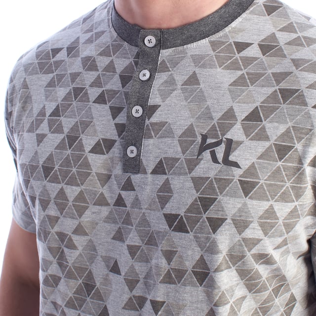 Short-sleeved and short-pants pajamas, model KL30000.

 The men's pajamas combine a short-sleeved round-neck T-shirt and shorts.
 Made of soft and breathable materials, it ensures comfort throughout the night.
 Ideal for any season, this set offers a perfect balance between style and comfort for a restful night's sleep.

 Exclusive designs and a variety of prints: The men's summer pajamas are available in a wide range of exclusive designs and prints, allowing you to choose from different styles that reflect your personality and taste. From prints to stripes, each pajama offers a unique and special touch.

 Easy Care & Durability: Made from durable cotton, the men's pajamas are easy to machine wash and maintain their softness, color and shape wash after wash. This easy maintenance ensures that the pajamas remain a favorite item in your wardrobe, offering durability and practicality over time, especially during the warmer seasons.

 Men's summer pajamas, the perfect gift for Father's Day, anniversary, Christmas, New Year, birthday, and much more!

 Choose style, quality and comfort with Kisses&Love!
 Composition: 100% Cotton
 Care:
Wash at maximum temperature 30º.
 Dry at low temperature.
 Do not use bleach.
 Do not iron.
 Do not dry clean.
