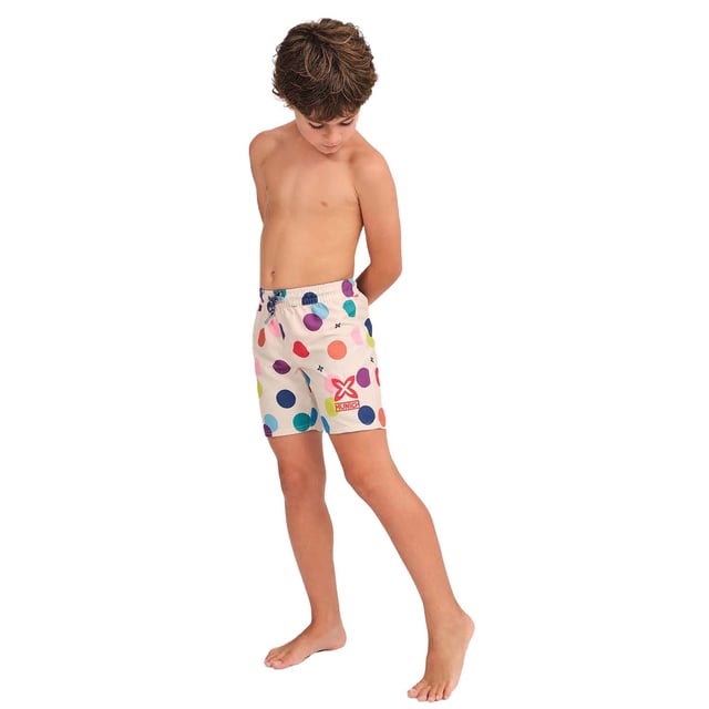 Este bañador niño es perfecto para que los más pequeños disfruten del verano con comodidad y estilo. Su diseño y confección en materiales de secado rápido lo convierten en la prenda ideal para la playa, la piscina o juegos al aire libre.

Detalles:
- Corte clásico con largo medio.
- Cintura elástica con cordón ajustable.
- Bolsillos laterales.
- Forro interior de malla.
- Tejido ligero y de secado rápido.
- Variedad de estampados.
- Logo de la marca.

Este bañador para niño es la elección perfecta para los niños activos que buscan comodidad sin perder estilo. Con materiales resistentes y un diseño funcional, es ideal para todas las aventuras de verano.

Los bañadores de niño son una prenda indispensable para aquellos que aman disfrutar del agua, ya sea en la playa, en la piscina, o en cualquier otro lugar. Aunque a menudo se consideran como una prenda simple y funcional, el bañador niño de Munich puede ser una elección de estilo y moda.
 Composición: 100% Poliéster
 Cuidados:
Lavar a mano.
No usar lejía ni suavizantes.
Secar al aire libre.