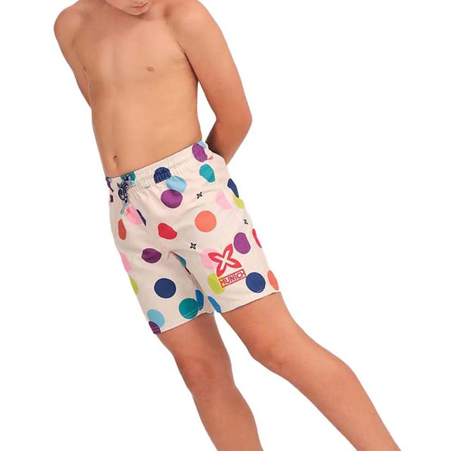 Este bañador niño es perfecto para que los más pequeños disfruten del verano con comodidad y estilo. Su diseño y confección en materiales de secado rápido lo convierten en la prenda ideal para la playa, la piscina o juegos al aire libre.

Detalles:
- Corte clásico con largo medio.
- Cintura elástica con cordón ajustable.
- Bolsillos laterales.
- Forro interior de malla.
- Tejido ligero y de secado rápido.
- Variedad de estampados.
- Logo de la marca.

Este bañador para niño es la elección perfecta para los niños activos que buscan comodidad sin perder estilo. Con materiales resistentes y un diseño funcional, es ideal para todas las aventuras de verano.

Los bañadores de niño son una prenda indispensable para aquellos que aman disfrutar del agua, ya sea en la playa, en la piscina, o en cualquier otro lugar. Aunque a menudo se consideran como una prenda simple y funcional, el bañador niño de Munich puede ser una elección de estilo y moda.
 Composición: 100% Poliéster
 Cuidados:
Lavar a mano.
No usar lejía ni suavizantes.
Secar al aire libre.