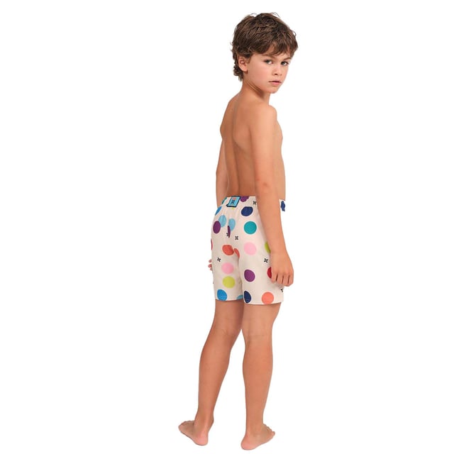 Este bañador niño es perfecto para que los más pequeños disfruten del verano con comodidad y estilo. Su diseño y confección en materiales de secado rápido lo convierten en la prenda ideal para la playa, la piscina o juegos al aire libre.

Detalles:
- Corte clásico con largo medio.
- Cintura elástica con cordón ajustable.
- Bolsillos laterales.
- Forro interior de malla.
- Tejido ligero y de secado rápido.
- Variedad de estampados.
- Logo de la marca.

Este bañador para niño es la elección perfecta para los niños activos que buscan comodidad sin perder estilo. Con materiales resistentes y un diseño funcional, es ideal para todas las aventuras de verano.

Los bañadores de niño son una prenda indispensable para aquellos que aman disfrutar del agua, ya sea en la playa, en la piscina, o en cualquier otro lugar. Aunque a menudo se consideran como una prenda simple y funcional, el bañador niño de Munich puede ser una elección de estilo y moda.
 Composición: 100% Poliéster
 Cuidados:
Lavar a mano.
No usar lejía ni suavizantes.
Secar al aire libre.