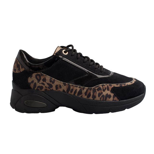Zapatillas de mujer Geox Alhour de estilo contemporáneo caracterizadas por la parte superior en ante adornado con inserciones animalier con estampado de leopardo. Gracias a la patente exclusiva Geox permite crear un microclima ideal en el interior del zapato que puede mantener el pie seco durante todo el día.

Detalles:
- Transpirables.
- Tipo de cierre: Cordones ajustables.
- Suela antideslizante.
- La suela perforada permite que los pies transpiren de forma natural.
- Plantilla antibacteriana.
- Geox Respira: Tecnología diseñada para garantizar la mejor circulación del aire posible y mantener el cuerpo a una temperatura óptima. El sistema proporciona el máximo confort gracias a la transpirabilidad y un alto grado de regulación de la temperatura.

Las Geox D Alhour A son la elección ideal para quienes buscan comodidad, protección y estilo en un solo calzado. Su diseño impermeable, suela amortiguadora y materiales de alta calidad garantizan confort y rendimiento en cualquier clima.
 Composición: Exterior: Piel, Ante, Ecopiel;  Interior: Textil; Suela: Goma; Plantilla: Ecopiel
 Cuidados:
Usar un paño húmedo o cepillo suave.
No lavar en máquina.
Dejar secar al aire, sin sol directo ni calor.