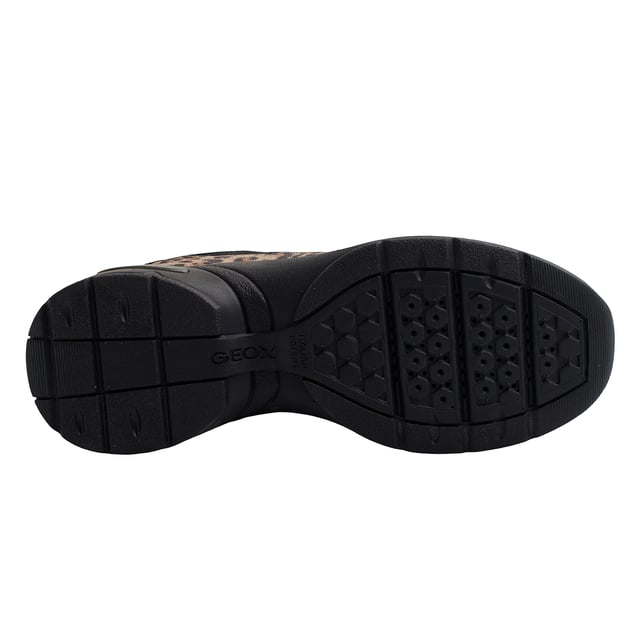 Zapatillas de mujer Geox Alhour de estilo contemporáneo caracterizadas por la parte superior en ante adornado con inserciones animalier con estampado de leopardo. Gracias a la patente exclusiva Geox permite crear un microclima ideal en el interior del zapato que puede mantener el pie seco durante todo el día.

Detalles:
- Transpirables.
- Tipo de cierre: Cordones ajustables.
- Suela antideslizante.
- La suela perforada permite que los pies transpiren de forma natural.
- Plantilla antibacteriana.
- Geox Respira: Tecnología diseñada para garantizar la mejor circulación del aire posible y mantener el cuerpo a una temperatura óptima. El sistema proporciona el máximo confort gracias a la transpirabilidad y un alto grado de regulación de la temperatura.

Las Geox D Alhour A son la elección ideal para quienes buscan comodidad, protección y estilo en un solo calzado. Su diseño impermeable, suela amortiguadora y materiales de alta calidad garantizan confort y rendimiento en cualquier clima.
 Composición: Exterior: Piel, Ante, Ecopiel;  Interior: Textil; Suela: Goma; Plantilla: Ecopiel
 Cuidados:
Usar un paño húmedo o cepillo suave.
No lavar en máquina.
Dejar secar al aire, sin sol directo ni calor.