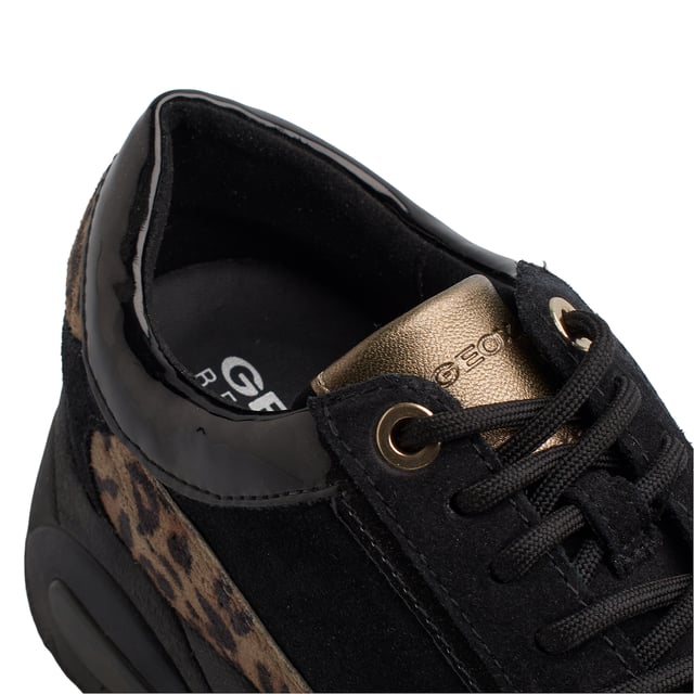 Zapatillas de mujer Geox Alhour de estilo contemporáneo caracterizadas por la parte superior en ante adornado con inserciones animalier con estampado de leopardo. Gracias a la patente exclusiva Geox permite crear un microclima ideal en el interior del zapato que puede mantener el pie seco durante todo el día.

Detalles:
- Transpirables.
- Tipo de cierre: Cordones ajustables.
- Suela antideslizante.
- La suela perforada permite que los pies transpiren de forma natural.
- Plantilla antibacteriana.
- Geox Respira: Tecnología diseñada para garantizar la mejor circulación del aire posible y mantener el cuerpo a una temperatura óptima. El sistema proporciona el máximo confort gracias a la transpirabilidad y un alto grado de regulación de la temperatura.

Las Geox D Alhour A son la elección ideal para quienes buscan comodidad, protección y estilo en un solo calzado. Su diseño impermeable, suela amortiguadora y materiales de alta calidad garantizan confort y rendimiento en cualquier clima.
 Composición: Exterior: Piel, Ante, Ecopiel;  Interior: Textil; Suela: Goma; Plantilla: Ecopiel
 Cuidados:
Usar un paño húmedo o cepillo suave.
No lavar en máquina.
Dejar secar al aire, sin sol directo ni calor.