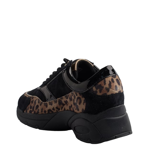 Zapatillas de mujer Geox Alhour de estilo contemporáneo caracterizadas por la parte superior en ante adornado con inserciones animalier con estampado de leopardo. Gracias a la patente exclusiva Geox permite crear un microclima ideal en el interior del zapato que puede mantener el pie seco durante todo el día.

Detalles:
- Transpirables.
- Tipo de cierre: Cordones ajustables.
- Suela antideslizante.
- La suela perforada permite que los pies transpiren de forma natural.
- Plantilla antibacteriana.
- Geox Respira: Tecnología diseñada para garantizar la mejor circulación del aire posible y mantener el cuerpo a una temperatura óptima. El sistema proporciona el máximo confort gracias a la transpirabilidad y un alto grado de regulación de la temperatura.

Las Geox D Alhour A son la elección ideal para quienes buscan comodidad, protección y estilo en un solo calzado. Su diseño impermeable, suela amortiguadora y materiales de alta calidad garantizan confort y rendimiento en cualquier clima.
 Composición: Exterior: Piel, Ante, Ecopiel;  Interior: Textil; Suela: Goma; Plantilla: Ecopiel
 Cuidados:
Usar un paño húmedo o cepillo suave.
No lavar en máquina.
Dejar secar al aire, sin sol directo ni calor.