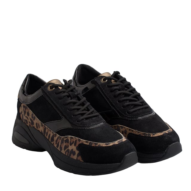 Zapatillas de mujer Geox Alhour de estilo contemporáneo caracterizadas por la parte superior en ante adornado con inserciones animalier con estampado de leopardo. Gracias a la patente exclusiva Geox permite crear un microclima ideal en el interior del zapato que puede mantener el pie seco durante todo el día.

Detalles:
- Transpirables.
- Tipo de cierre: Cordones ajustables.
- Suela antideslizante.
- La suela perforada permite que los pies transpiren de forma natural.
- Plantilla antibacteriana.
- Geox Respira: Tecnología diseñada para garantizar la mejor circulación del aire posible y mantener el cuerpo a una temperatura óptima. El sistema proporciona el máximo confort gracias a la transpirabilidad y un alto grado de regulación de la temperatura.

Las Geox D Alhour A son la elección ideal para quienes buscan comodidad, protección y estilo en un solo calzado. Su diseño impermeable, suela amortiguadora y materiales de alta calidad garantizan confort y rendimiento en cualquier clima.
 Composición: Exterior: Piel, Ante, Ecopiel;  Interior: Textil; Suela: Goma; Plantilla: Ecopiel
 Cuidados:
Usar un paño húmedo o cepillo suave.
No lavar en máquina.
Dejar secar al aire, sin sol directo ni calor.