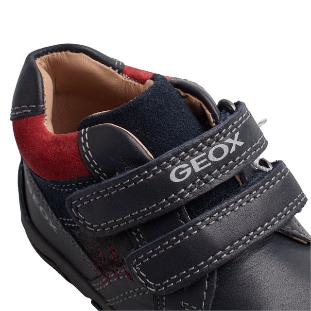 The Geox boys' sneakers combine modern design and comfort to accompany little ones on their daily adventures. With a sporty style and attractive colors, these boys' sneakers offer a versatile and functional look.

 Details:
 - Breathable.
 - Closure type: Double velcro.
 - Non-slip sole.
 - Made of leather.
 - The perforated sole allows feet to breathe naturally.
 - Shock-absorbing antibacterial insole.
 - Flexy system.
 - Geox Breathe: Technology designed to ensure the best possible air circulation and maintain optimal body temperature. The system provides maximum comfort thanks to breathability and a high degree of temperature regulation.

 The Geox kids' sneakers are the perfect combination of style, comfort, and functionality. Their sporty design with hook-and-loop closure makes them easy to wear every day, while the Geox's breathable technology keeps feet cool and comfortable.
 Composition: Exterior: Leather, Suede; Interior: Leather; Sole: Rubber; Insole: Leather
 Care:
Use a damp cloth or soft brush.
 Do not machine wash.
 Let it air dry, without direct sunlight or heat.